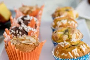 Muffin assortiti con decorazioni di zucchero e mandorle.