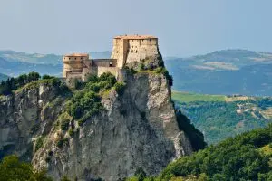 un-giornata-in-valmarecchia-alla-scoperta-del-magico-entroterra-romagnolo-300x200
