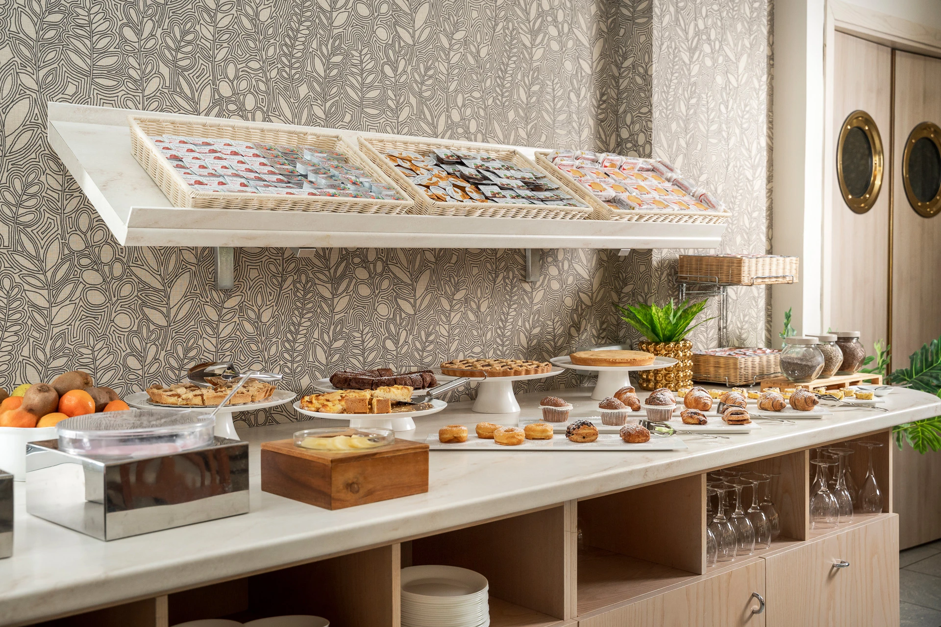 Il buffet della colazione con torte fatte in casa, croissant e frutta fresca