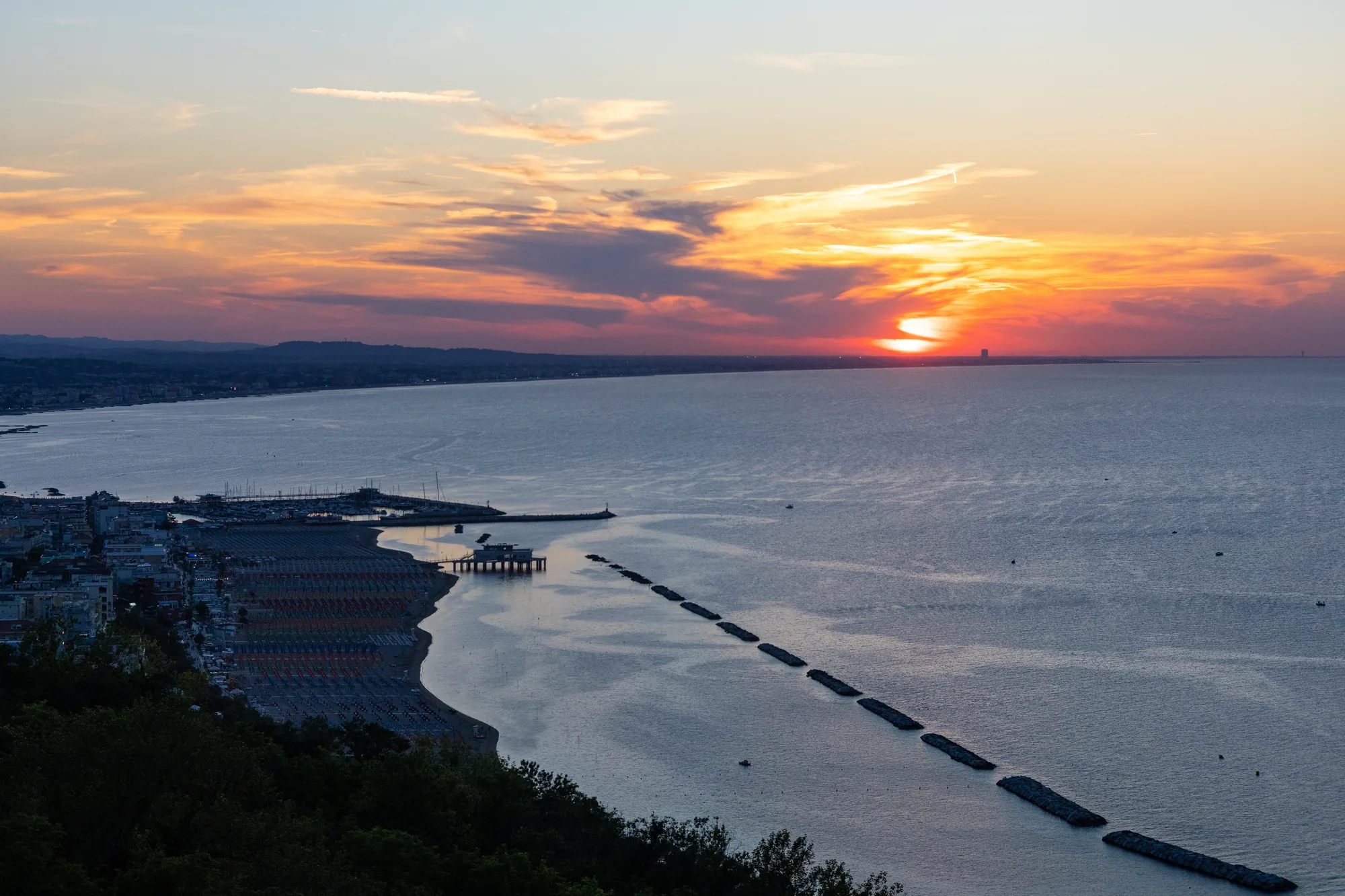 La costa romagnola sull’Adriatico al tramonto, vista dalle colline tra Gabicce e Rimini