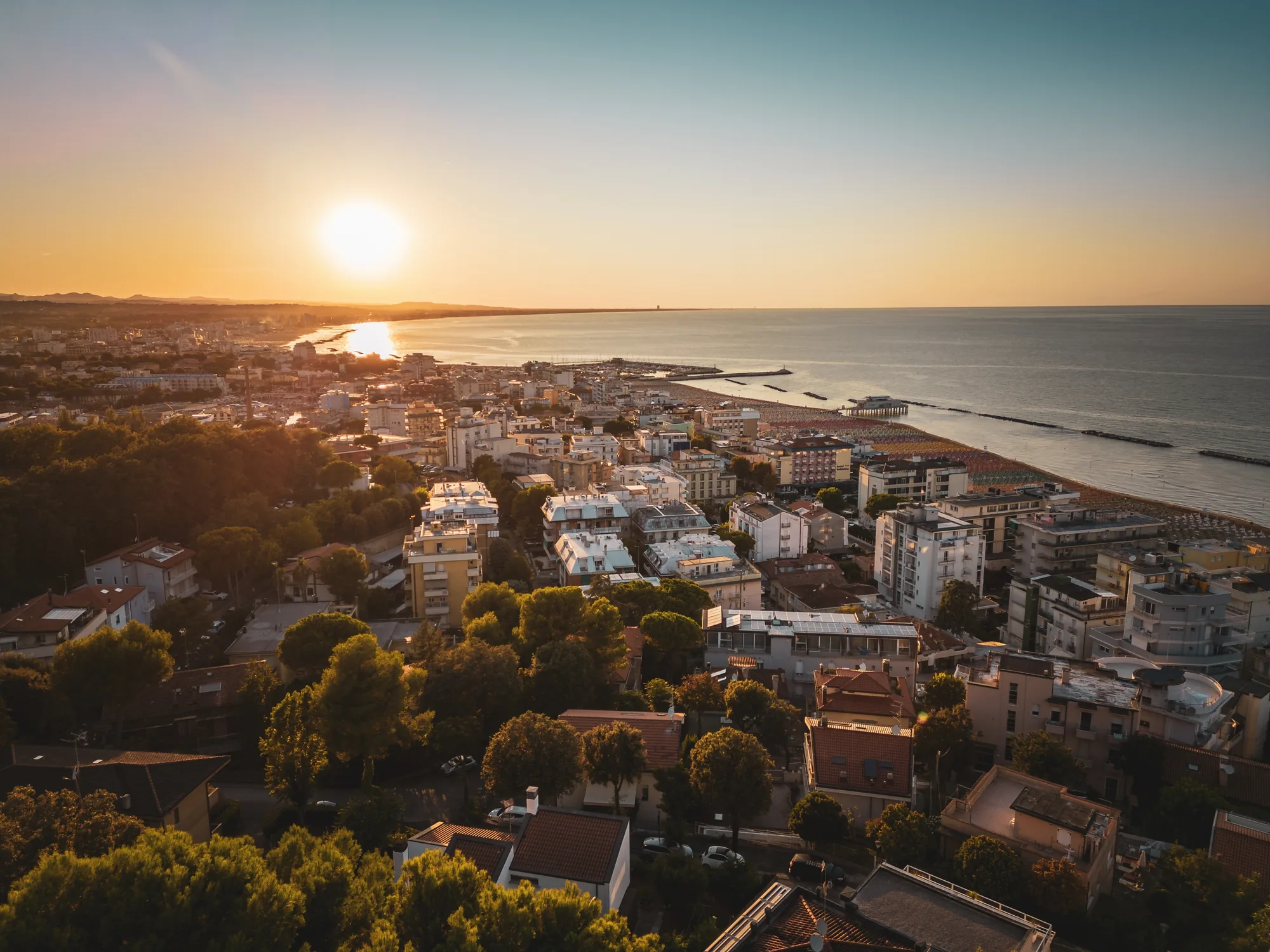 Gabicce Mare e la costa romagnola fino a Riccione, viste dall’alto al tramonto