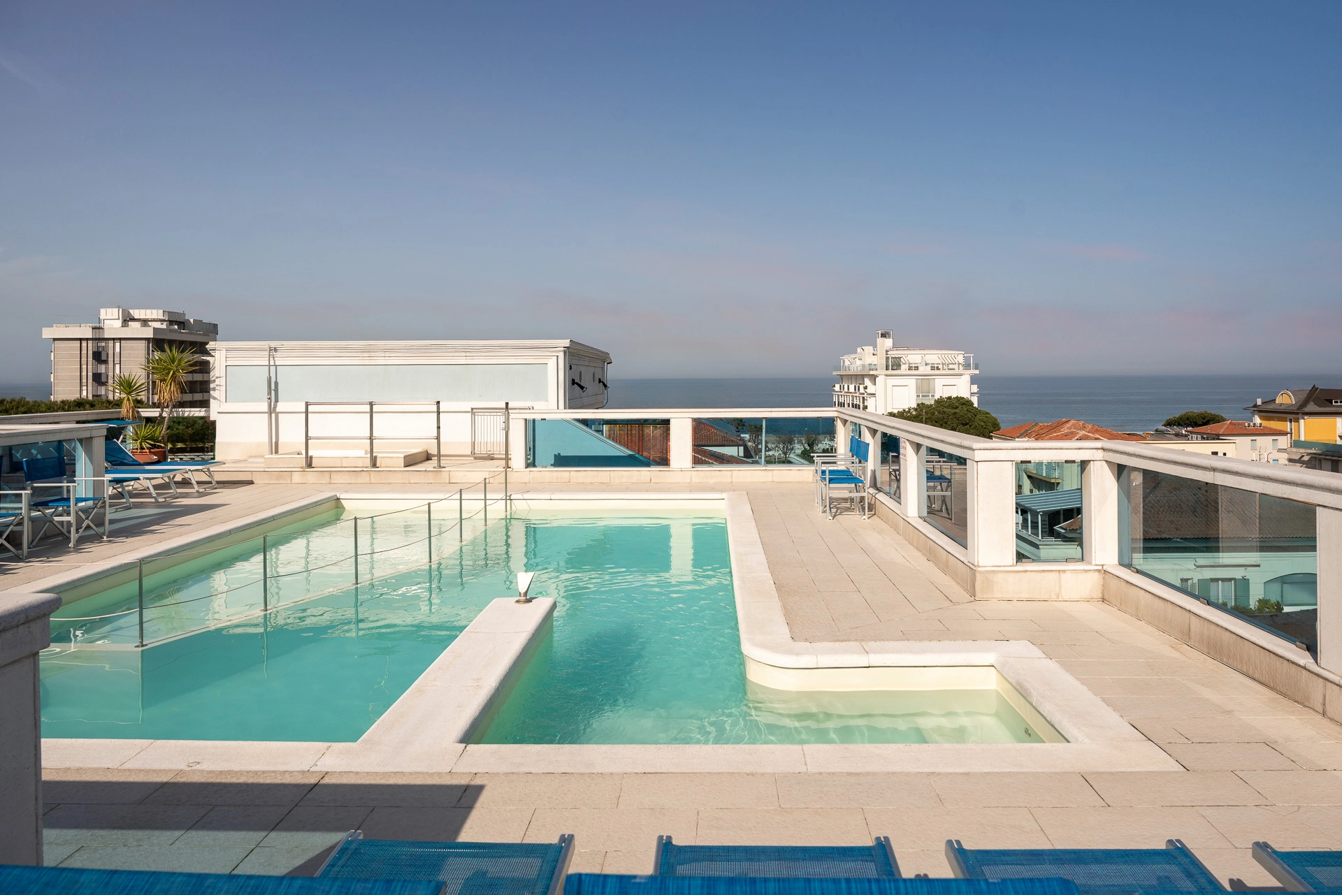 La piscina panoramica al quinto piano con il mare di Riccione all’orizzonte