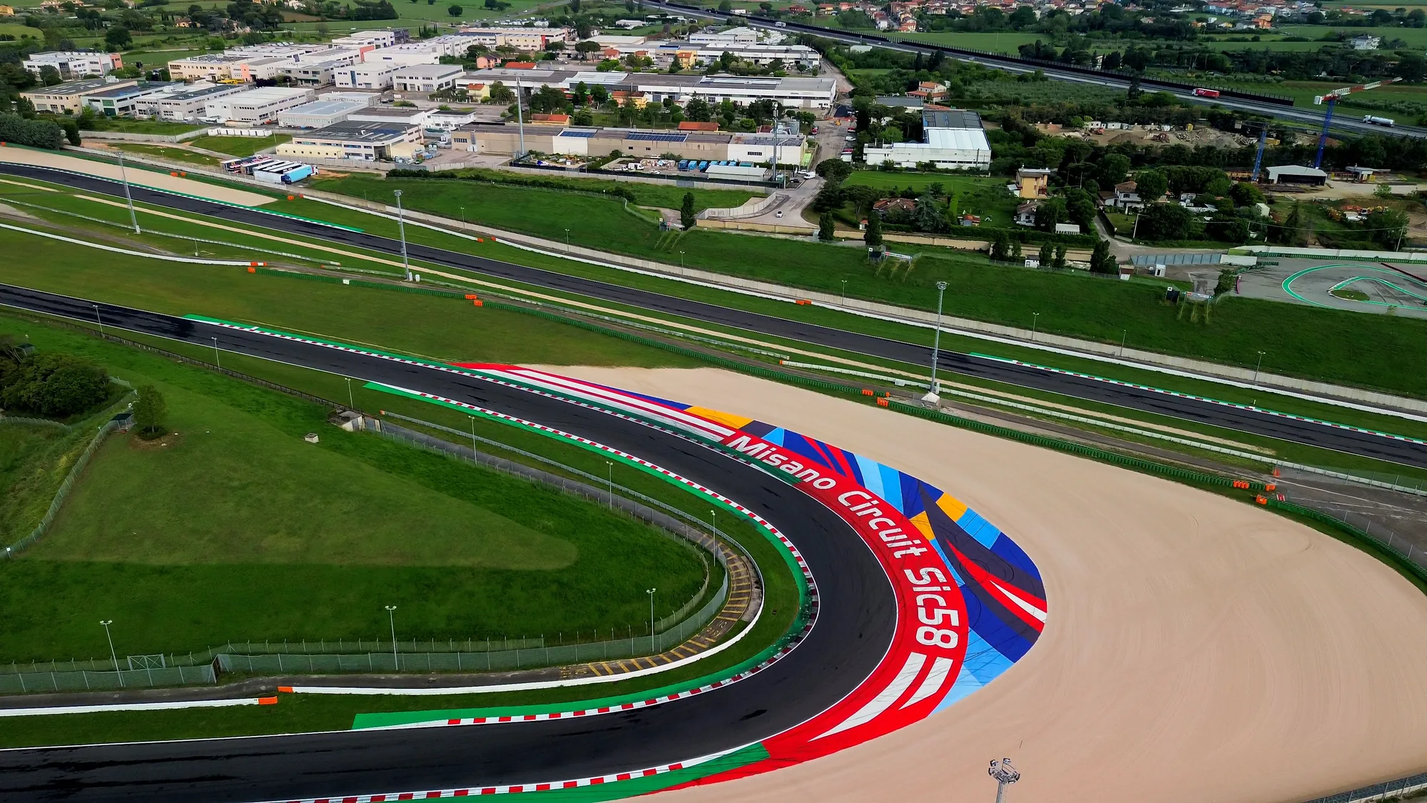 Una curva del circuito di Misano con i cordoli colorati