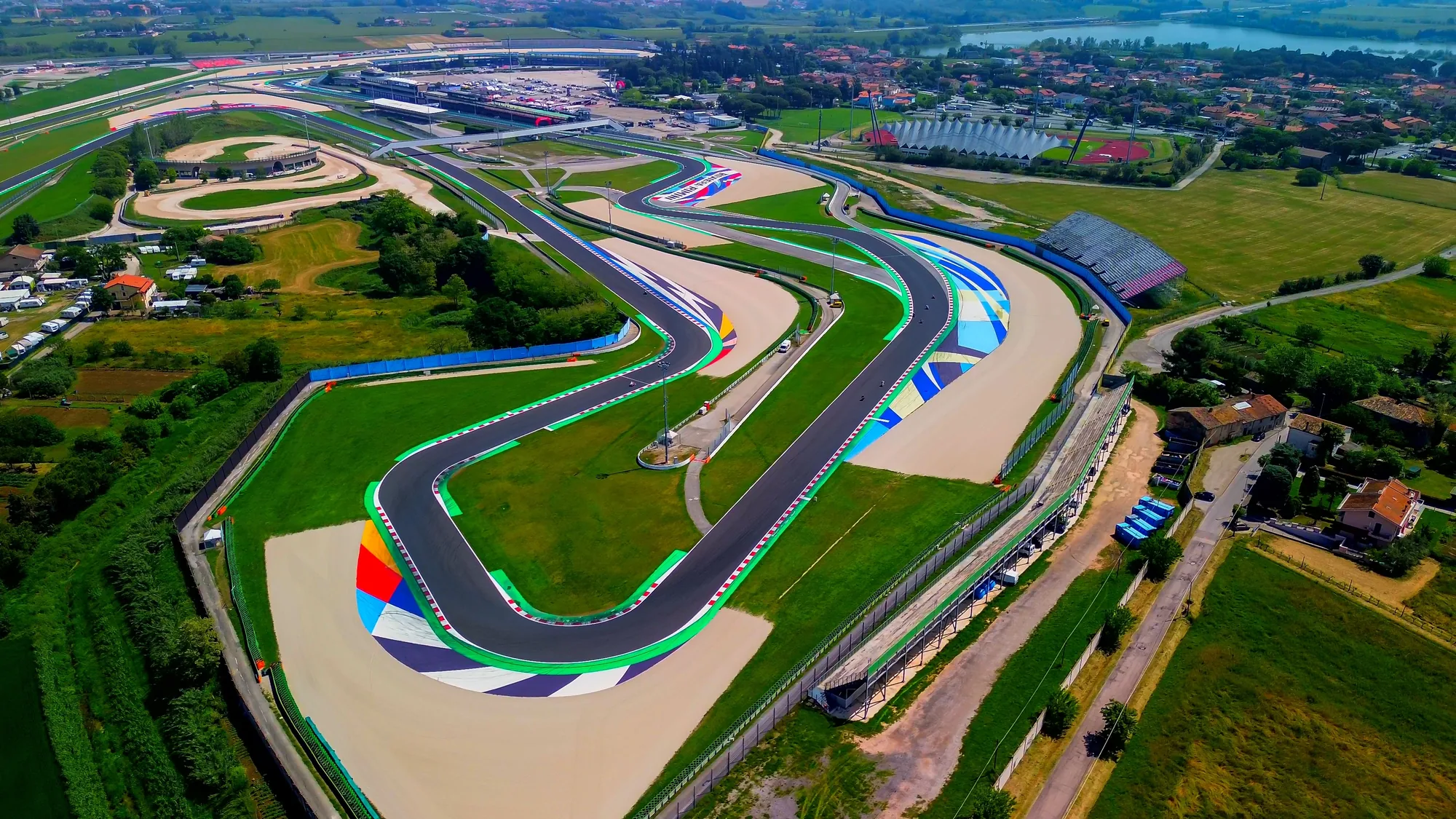 Il Misano World Circuit visto dall’alto, con le curve colorate e il verde intorno