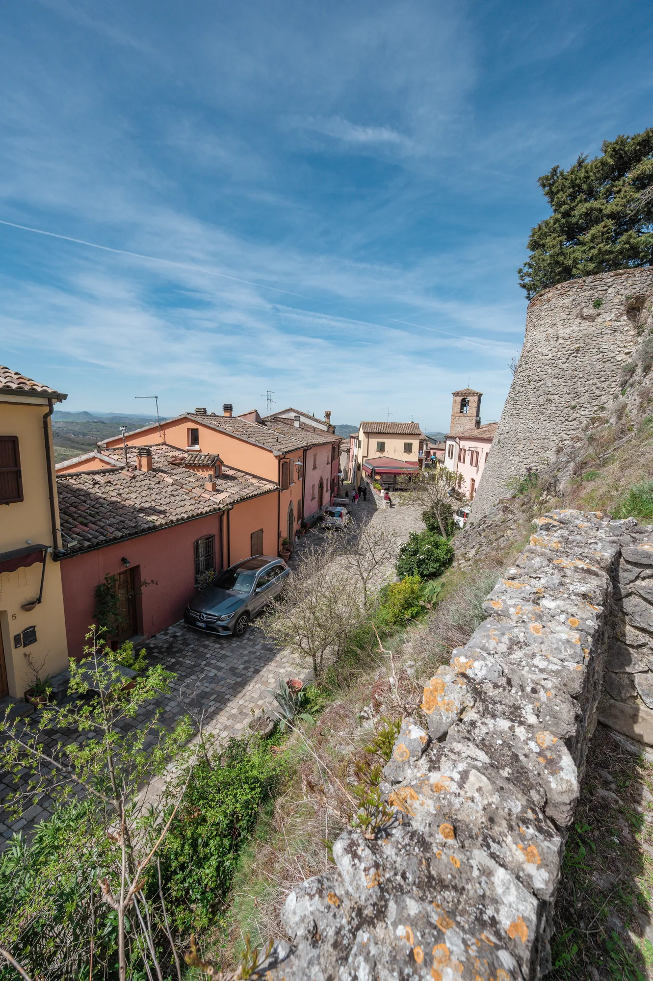 Il borgo di Montebello lungo le mura del castello di Azzurrina