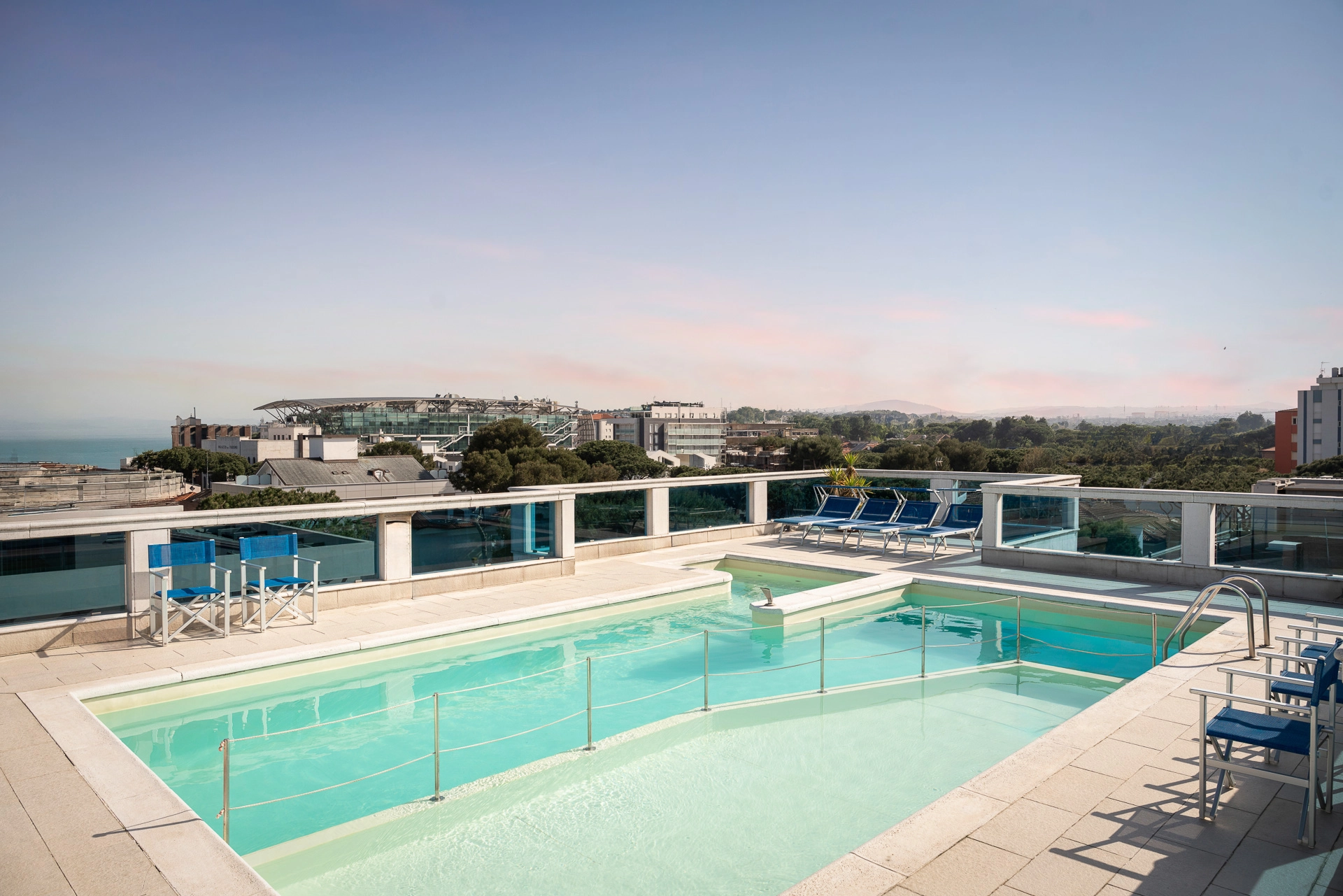 La piscina panoramica con i lettini e la vista sulle colline