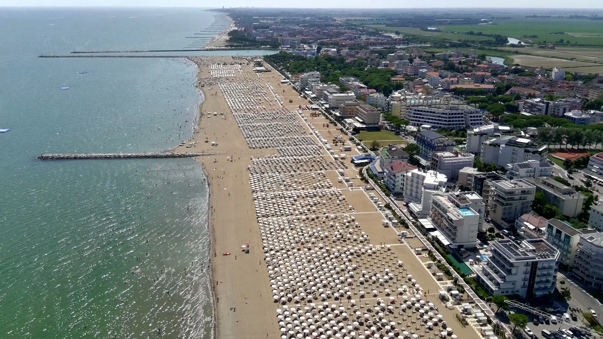 La costa di Riccione vista dall’alto, tra spiaggia, mare e città