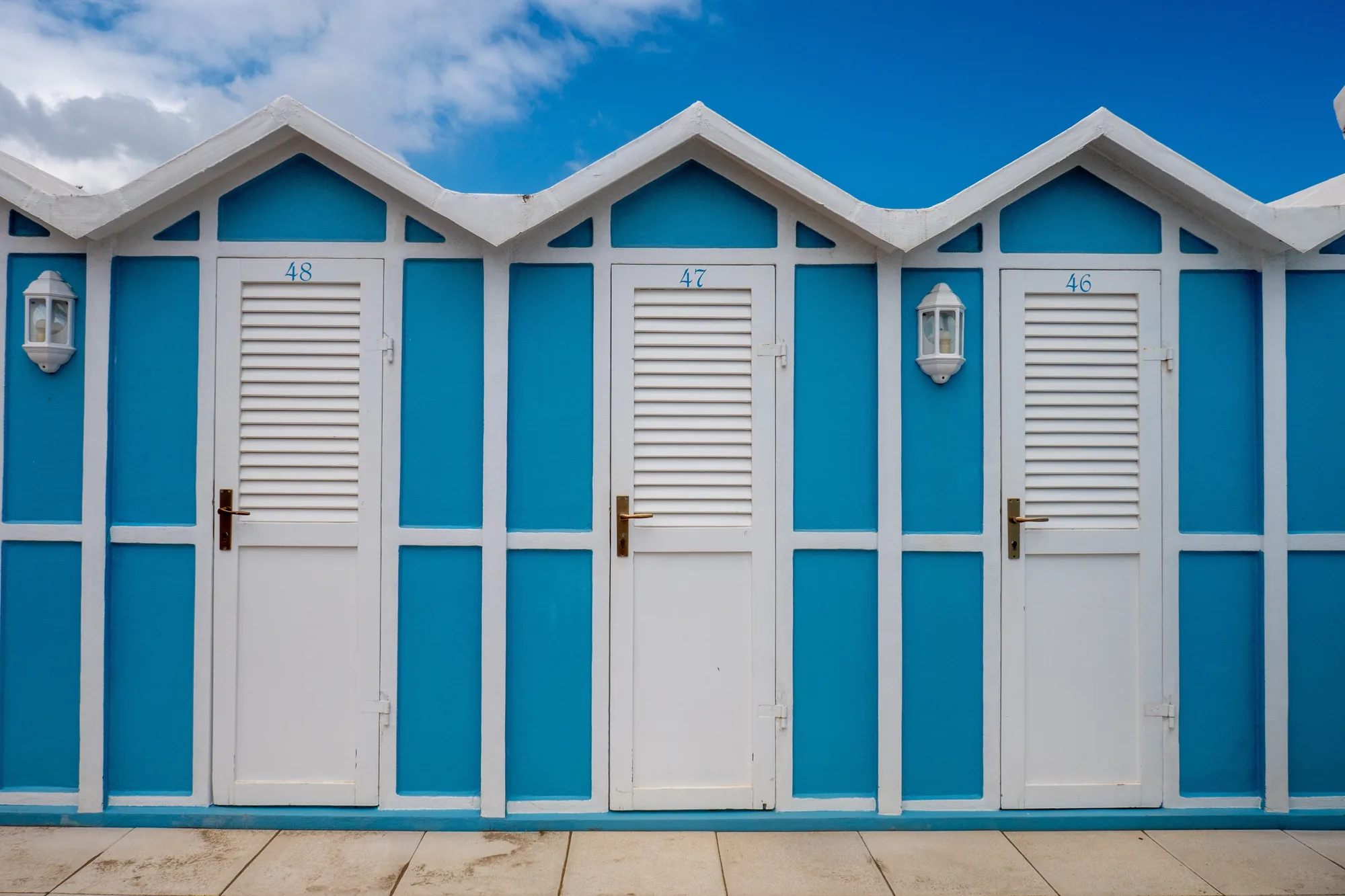 Le tipiche cabine bianche e azzurre della spiaggia di Riccione