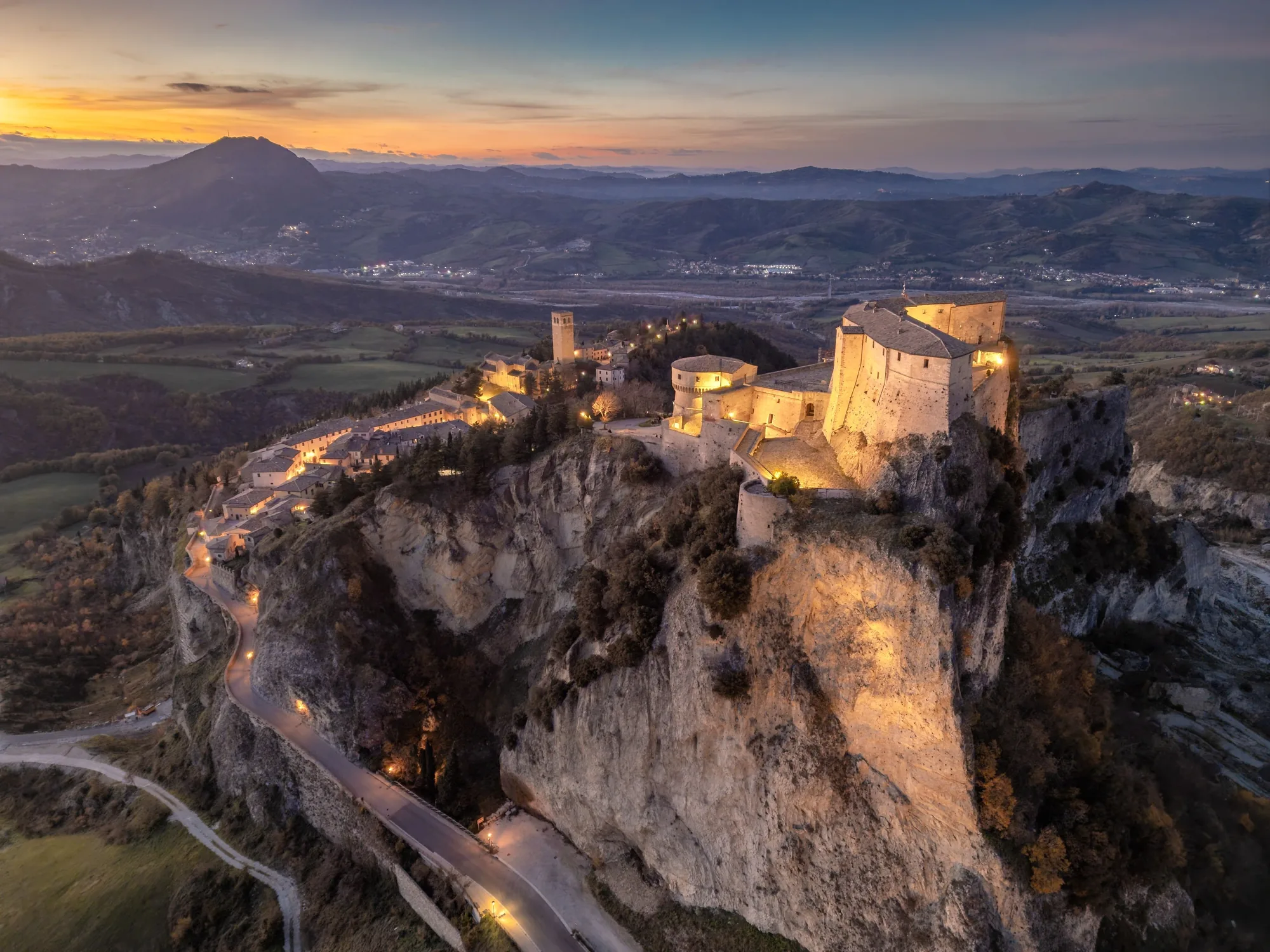 La fortezza di San Leo sulla sua rupe, al tramonto