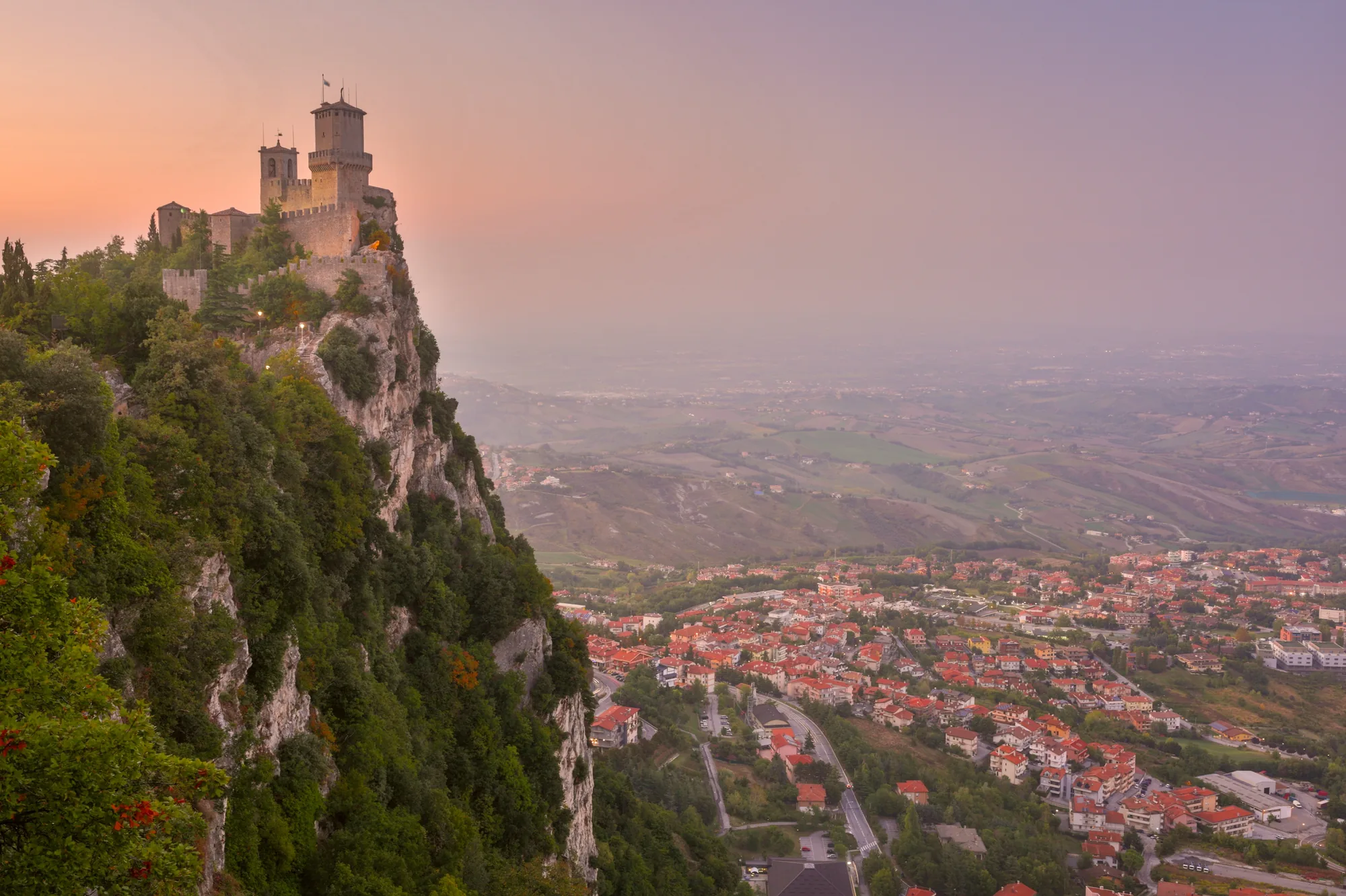 La Guaita sul Monte Titano al tramonto, con San Marino ai suoi piedi